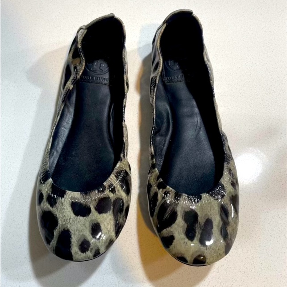 TORY BURCH EDDIE ANIMAL-PRINT PATENT
LEATHER BALLERINA FLATS